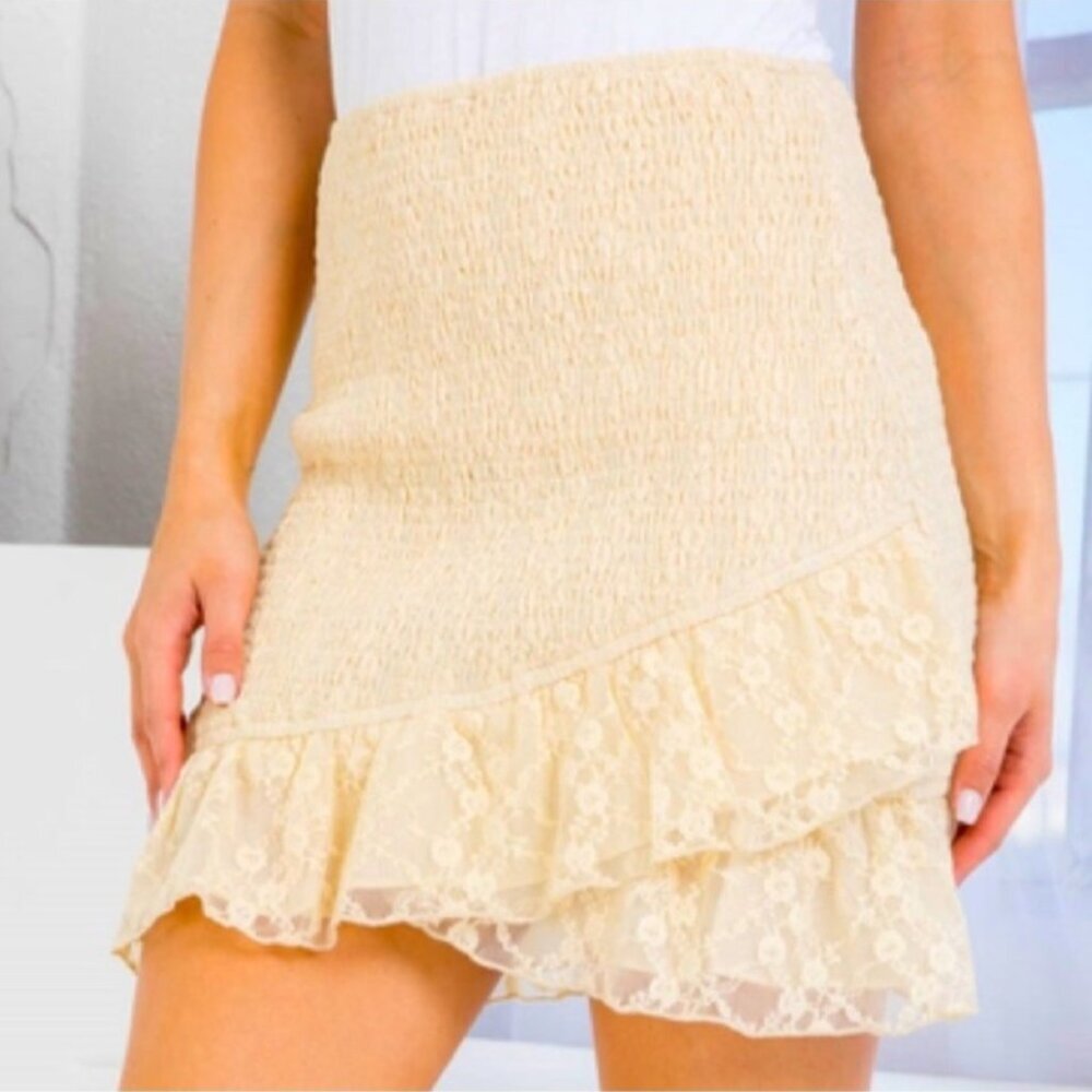 Le Lis Women's Cream Smocked Lace‎ Mini Skirt With Ruffle Hem